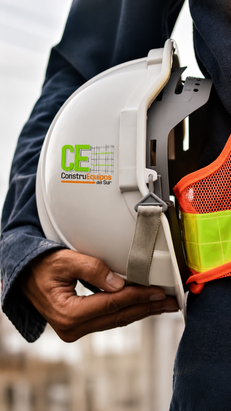 Casco de seguridad con el logo de ConstruEquipos del Sur